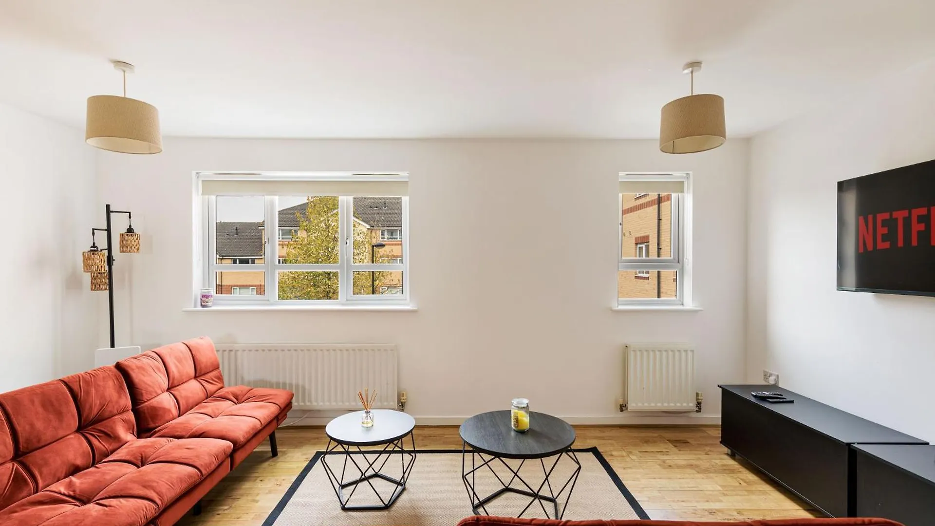 Spacious Heathrow 2-Bed With Central London Access - Free Parking Feltham Apartment