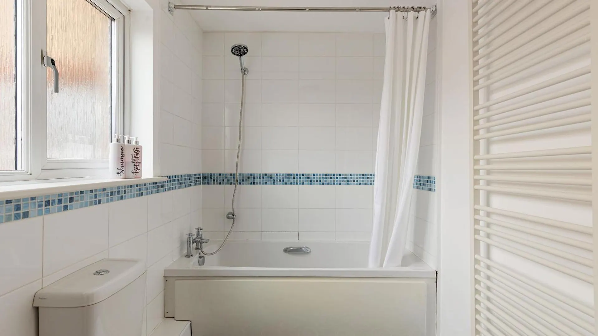 Spacious Heathrow 2-Bed With Central London Access - Free Parking Feltham Apartment