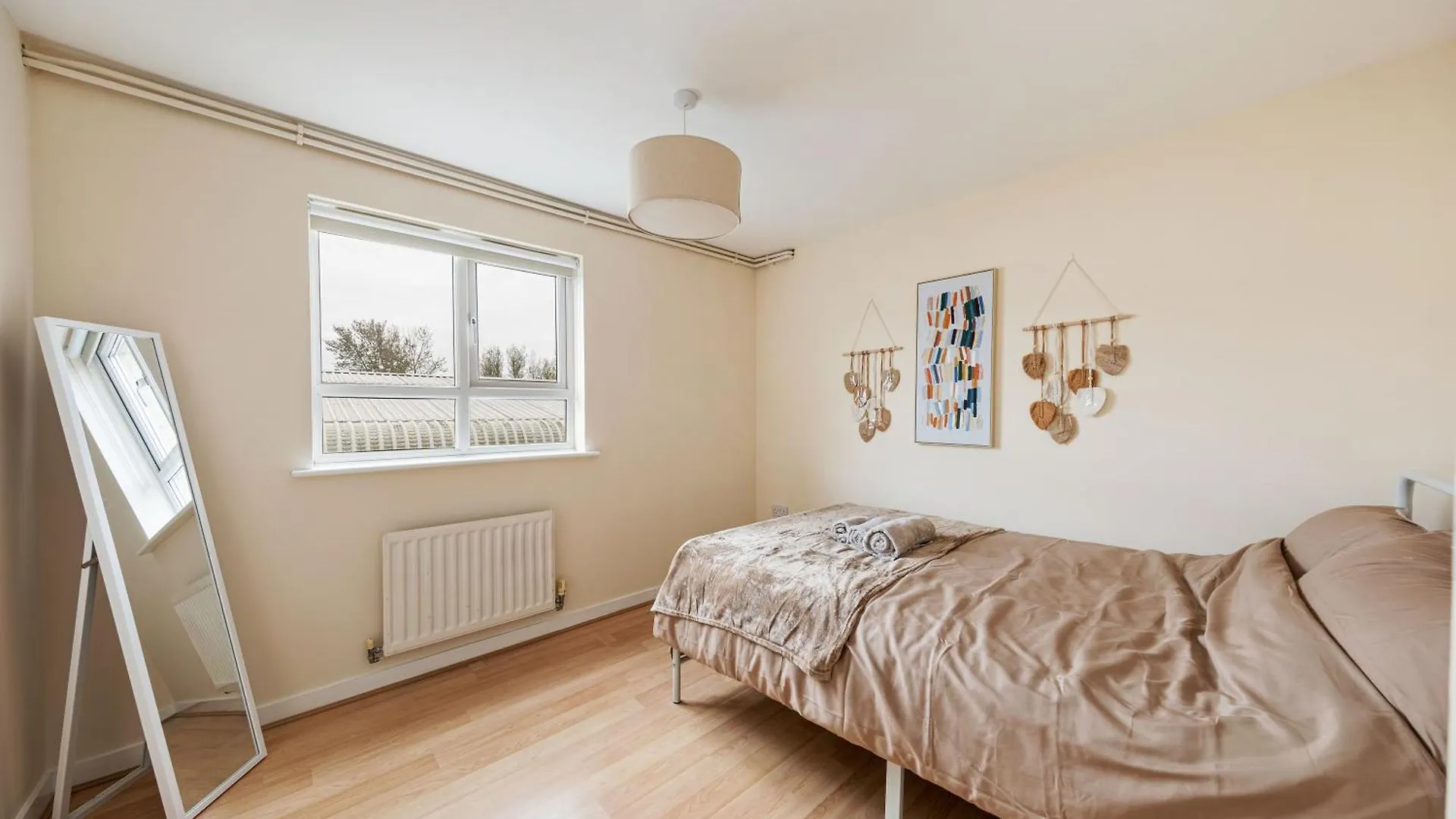 Spacious Heathrow 2-Bed With Central London Access - Free Parking Feltham
