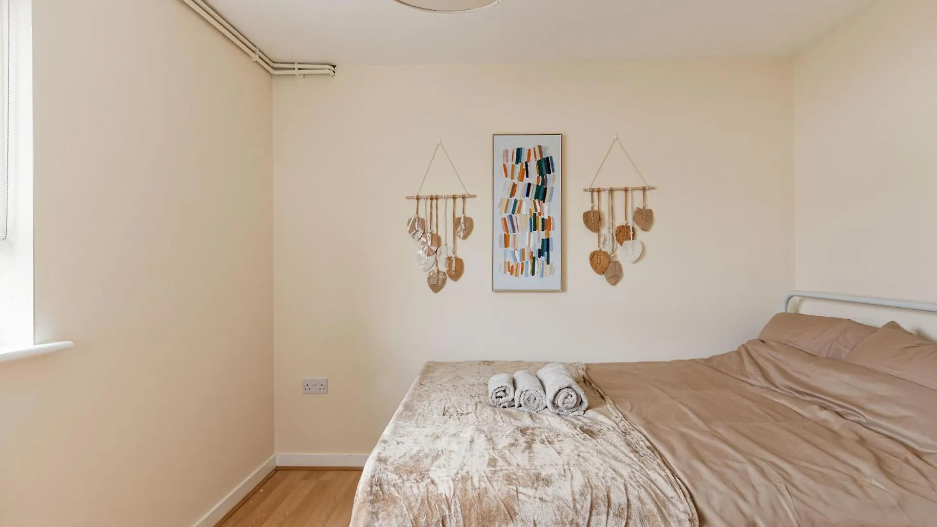 Spacious Heathrow 2-Bed With Central London Access - Free Parking Feltham Apartment