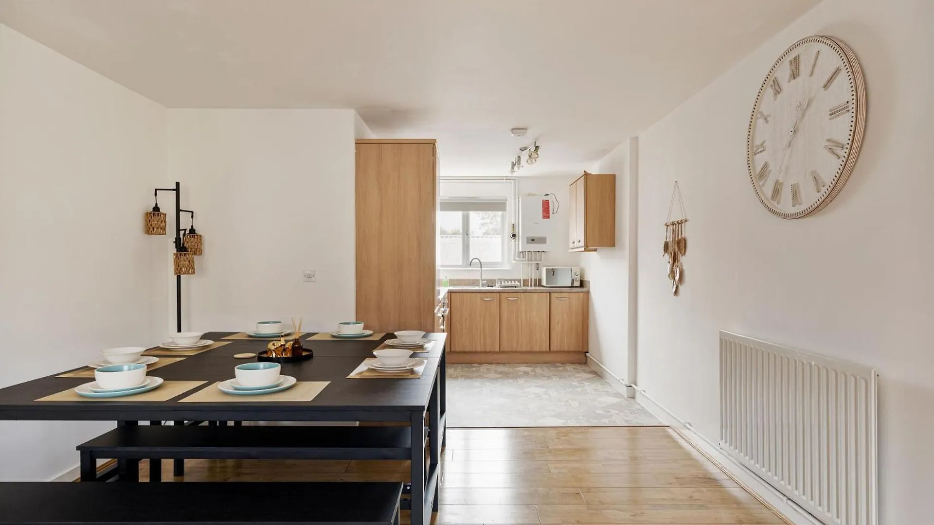 Spacious Heathrow 2-Bed With Central London Access - Free Parking Feltham Apartment