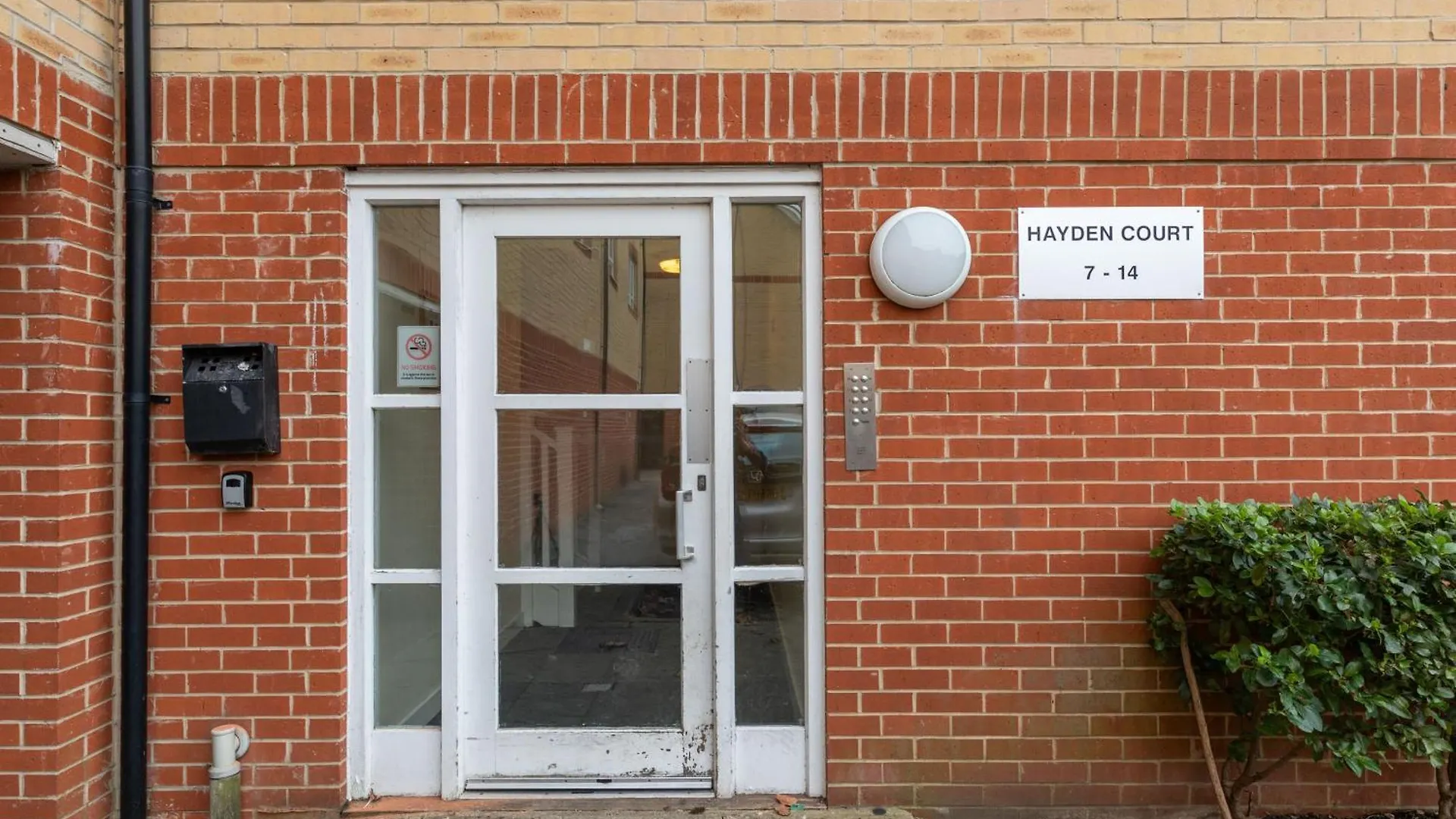 Spacious Heathrow 2-Bed With Central London Access - Free Parking Feltham Apartment