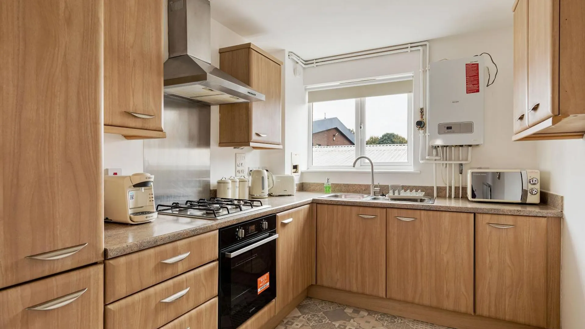 Spacious Heathrow 2-Bed With Central London Access - Free Parking Feltham