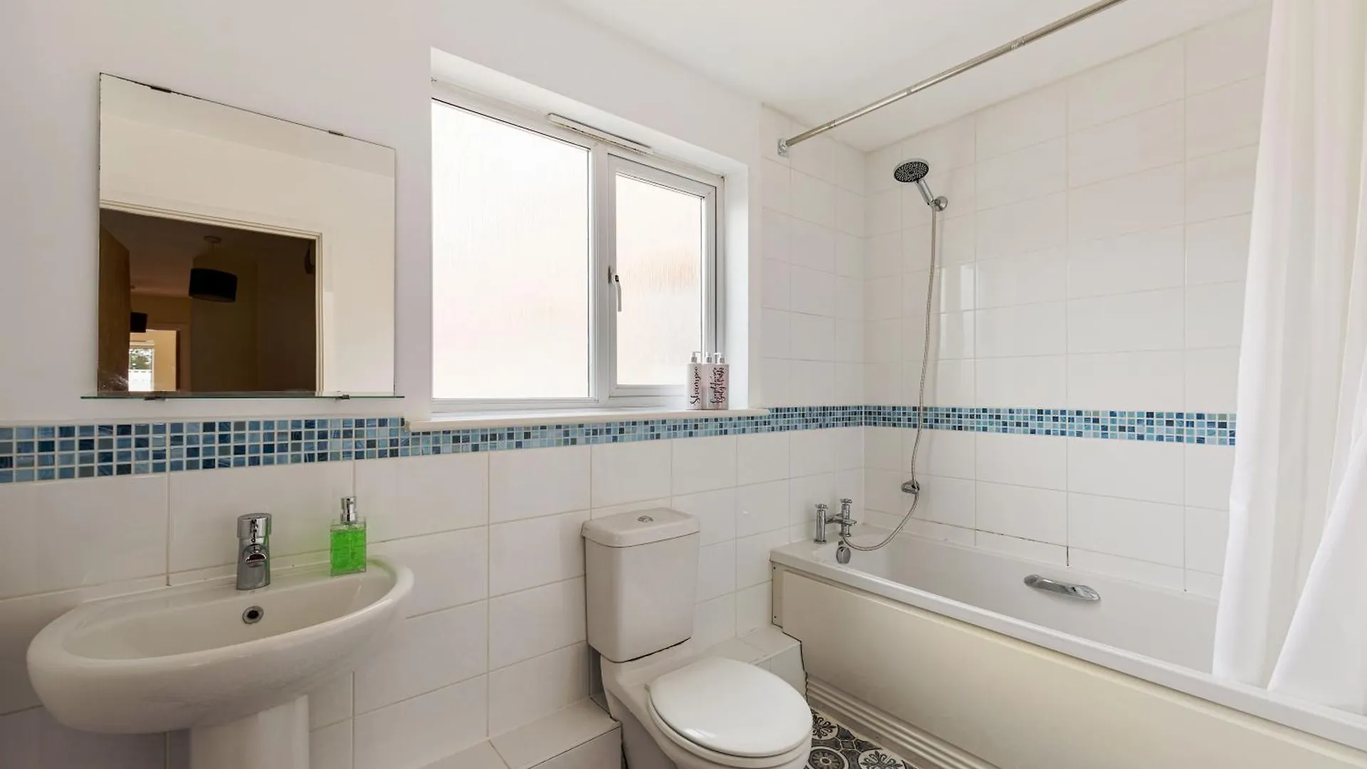 Spacious Heathrow 2-Bed With Central London Access - Free Parking Feltham